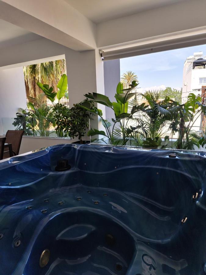 Carisa Deluxe Apartment With Jacuzzi Lárnaka Eksteriør bilde