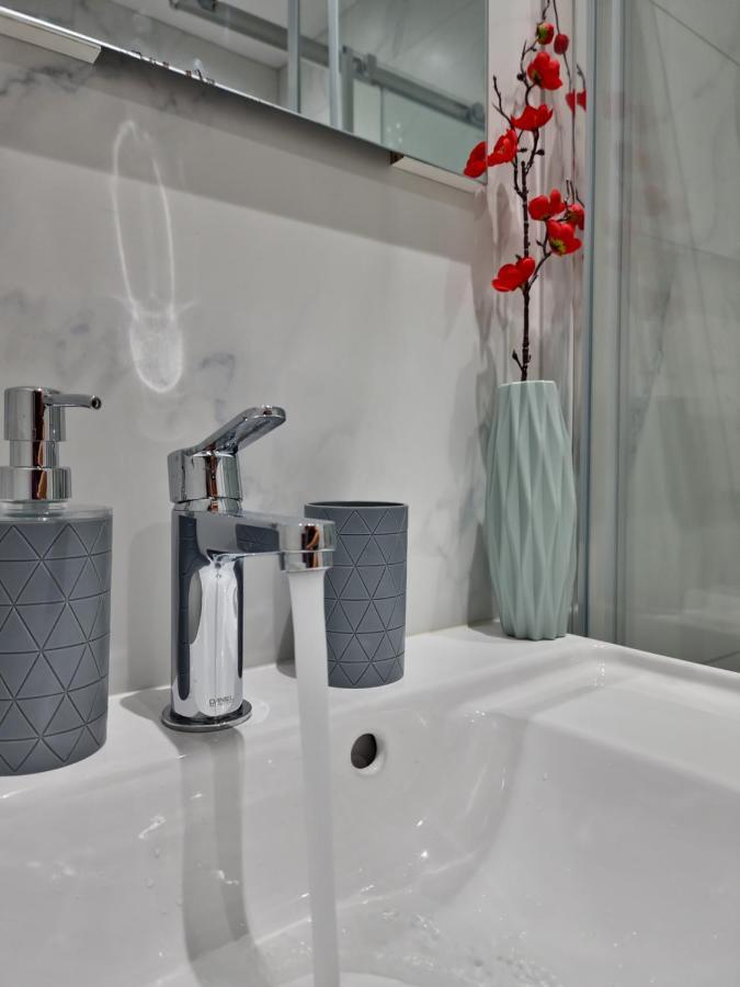 Carisa Deluxe Apartment With Jacuzzi Lárnaka Eksteriør bilde
