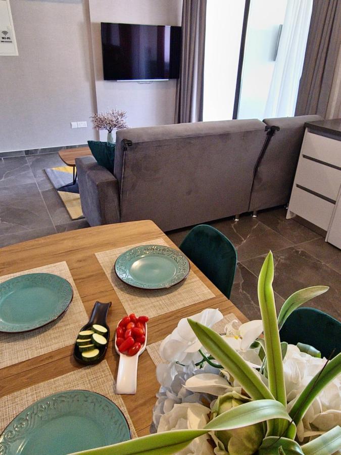 Carisa Deluxe Apartment With Jacuzzi Lárnaka Eksteriør bilde