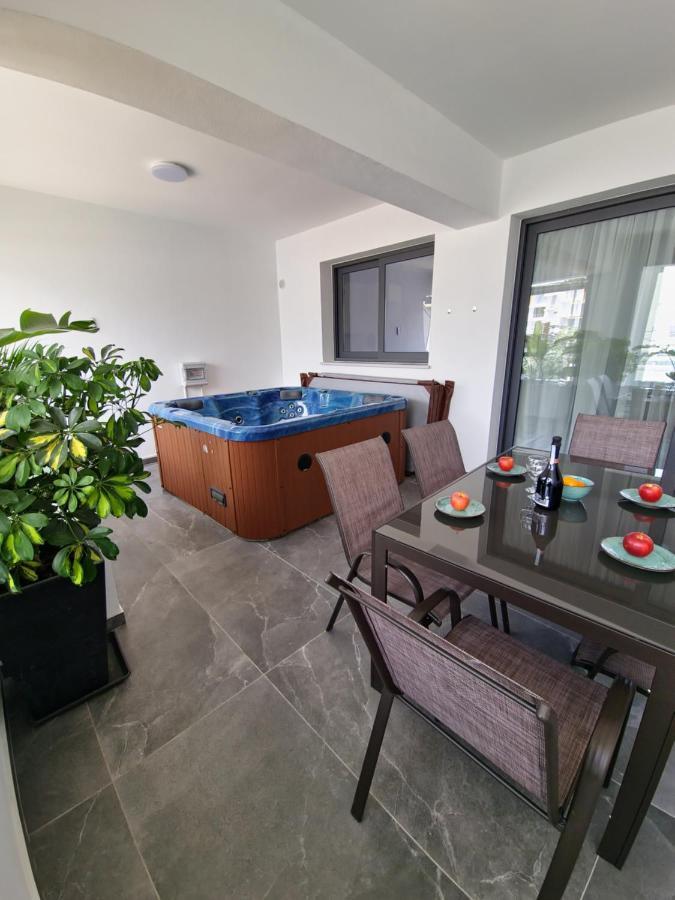 Carisa Deluxe Apartment With Jacuzzi Lárnaka Eksteriør bilde