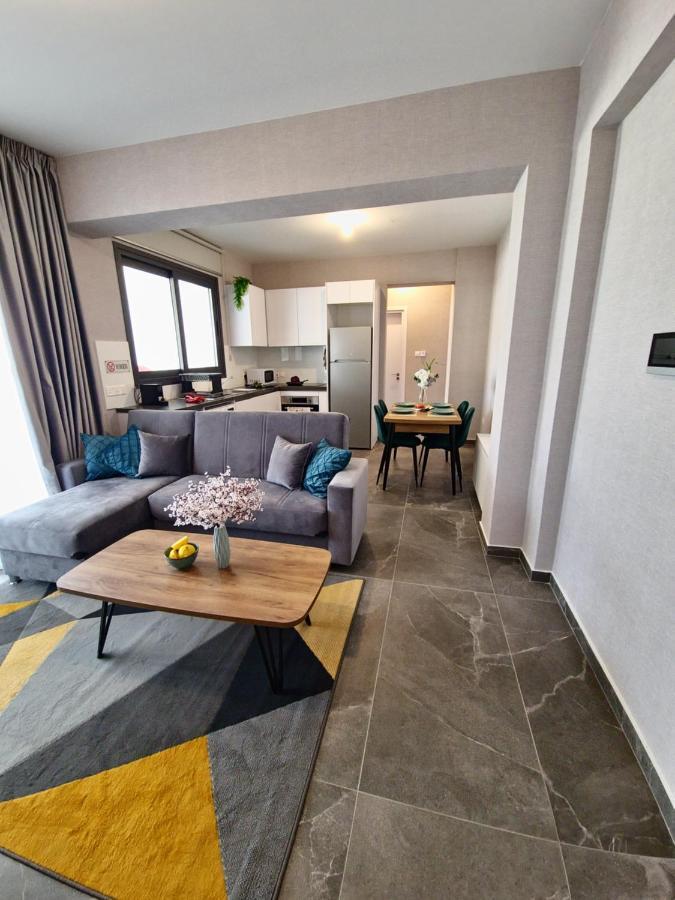 Carisa Deluxe Apartment With Jacuzzi Lárnaka Eksteriør bilde
