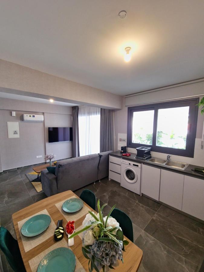 Carisa Deluxe Apartment With Jacuzzi Lárnaka Eksteriør bilde