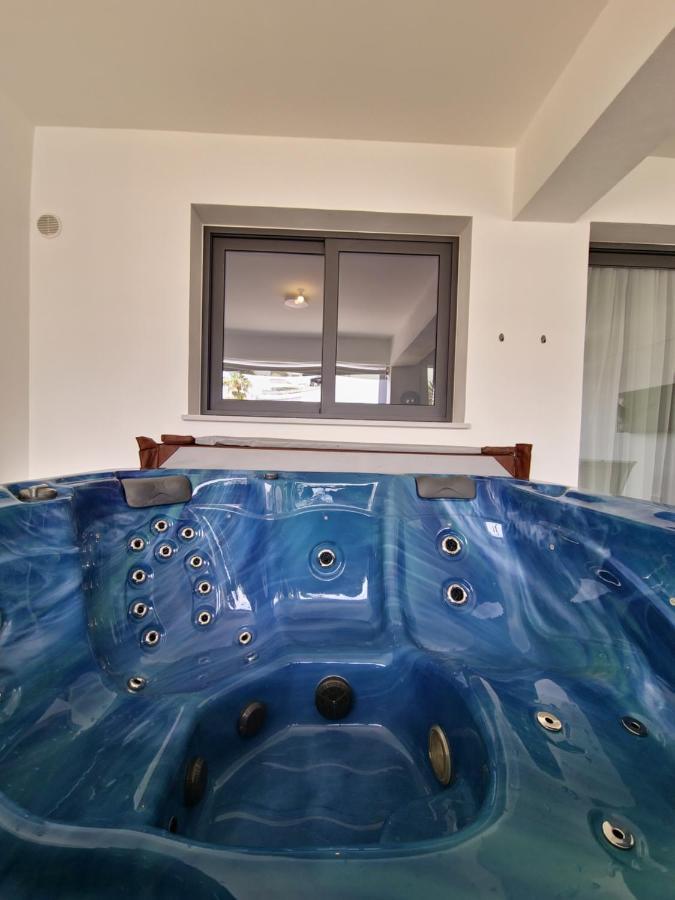 Carisa Deluxe Apartment With Jacuzzi Lárnaka Eksteriør bilde