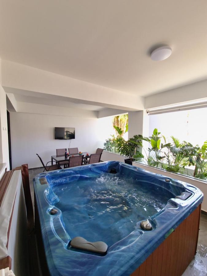 Carisa Deluxe Apartment With Jacuzzi Lárnaka Eksteriør bilde